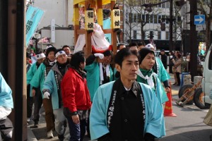 福永理事長が先頭に立って先導します。