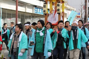 商店街や大通りなど姫路の街を練り歩きます。